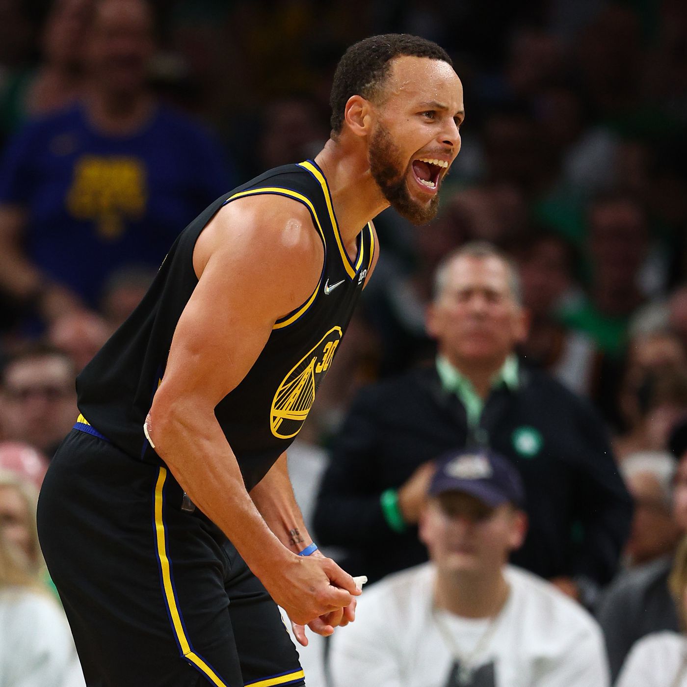 Curry's 43 lifts Warriors past Celtics in Game 4; series tied up 2-2