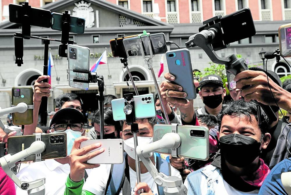 HELLO GUYS, WELCOME TO MALACAÑANG! Accreditation ng mga vlogger para mag-cover sa Palasyo, isusulong ng PCOO