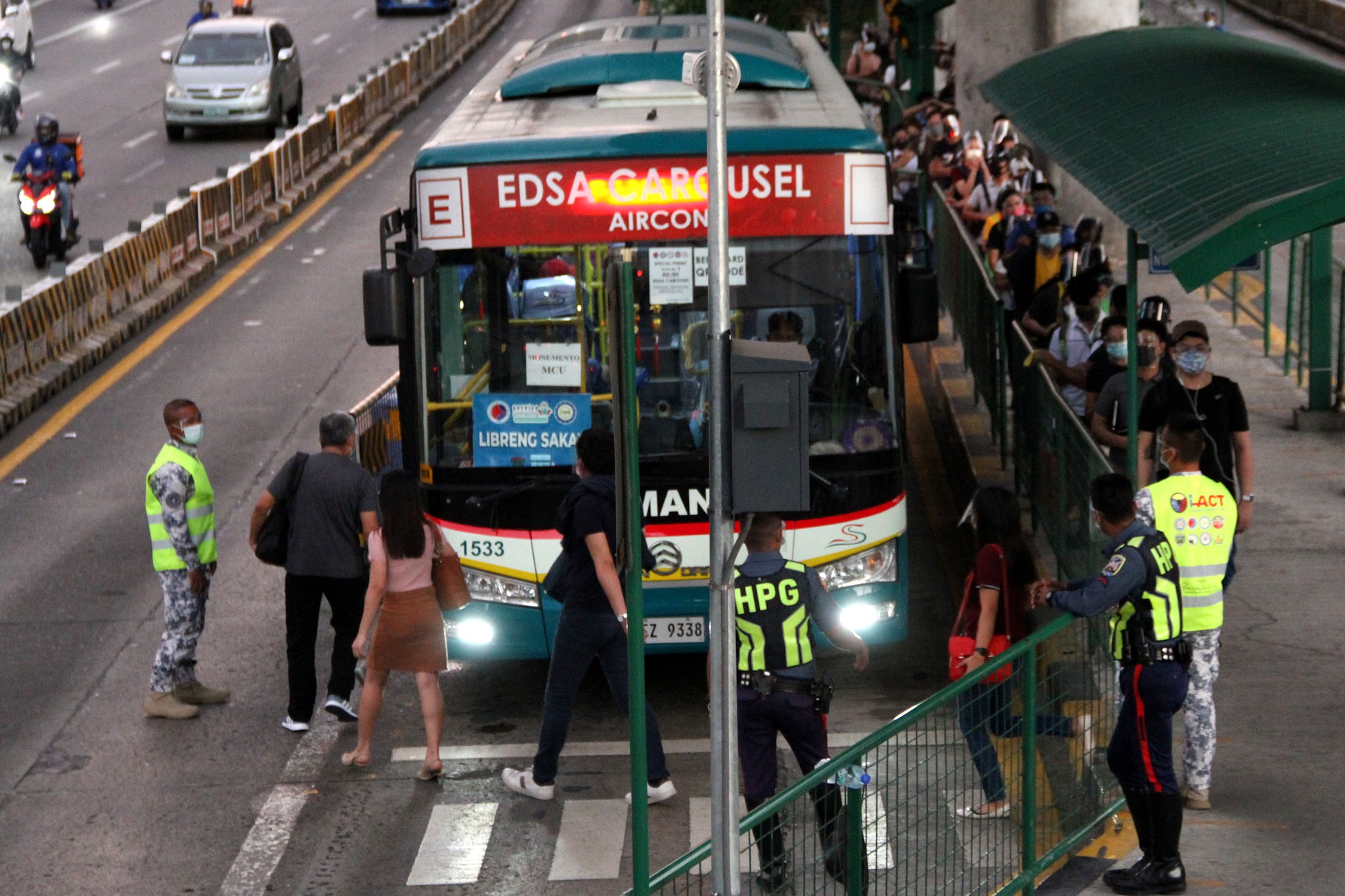 Libreng sakay sa EDSA Carousel, pinalawig; libreng train rides para sa mga estudyante, aprubado ni BBM