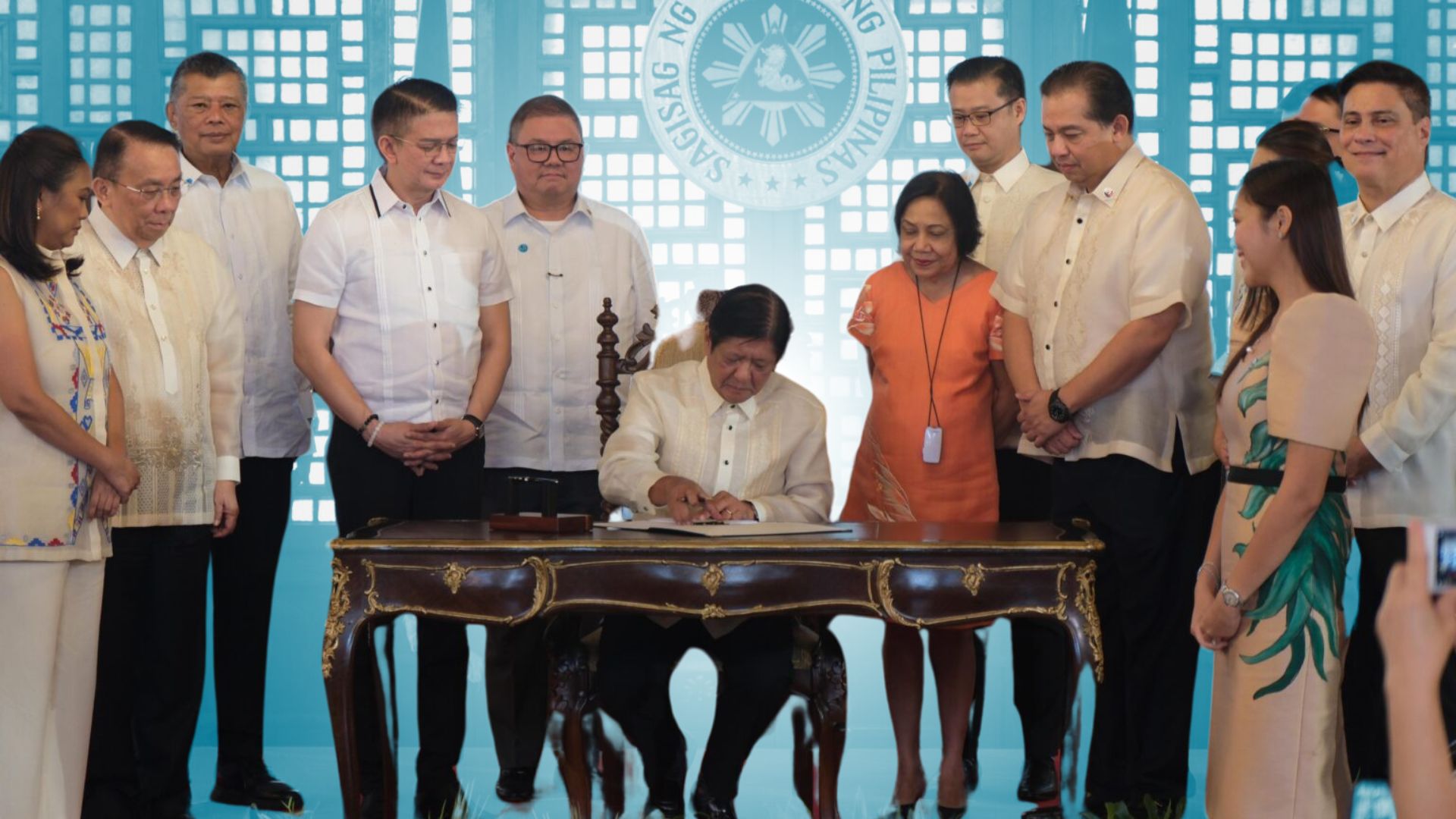 Marcos fulfills SONA vow with anti-agri smuggling, hoarding law